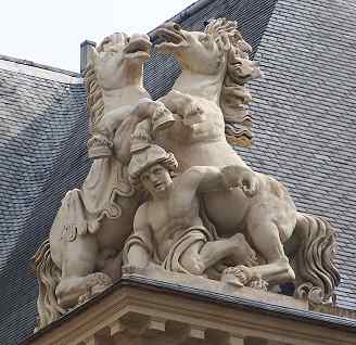 Invalides roof statue